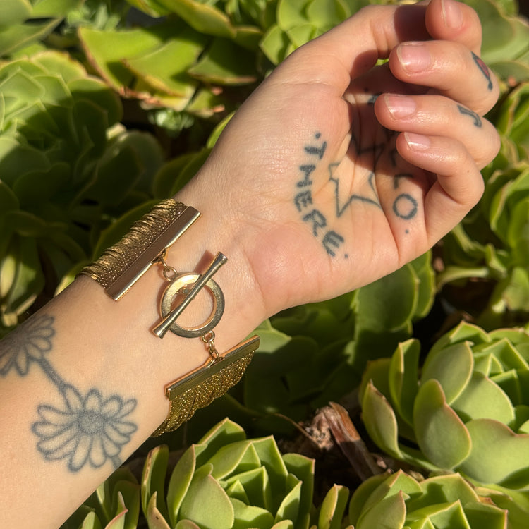 LIQUID GOLD TOGGLE BRACELET