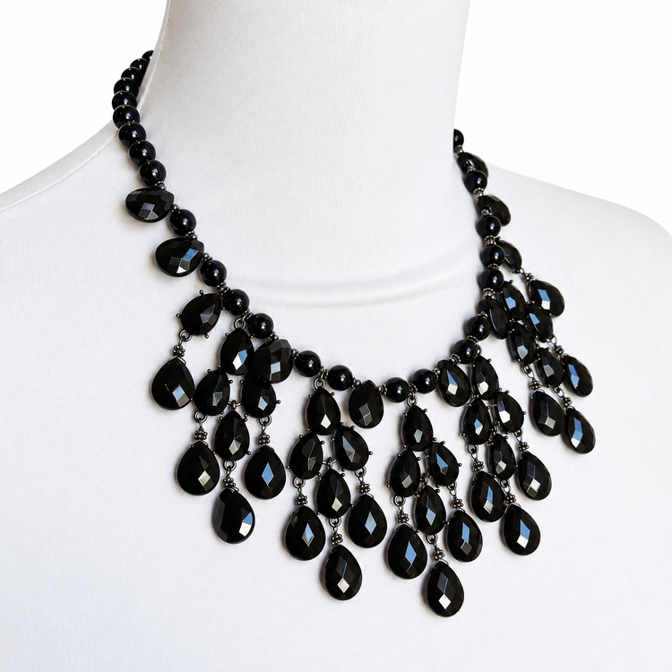 THE BLACK BEAUTY NECKLACE