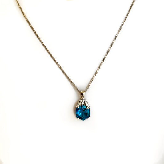 OASIS ASSCHER CUT PENDANT NECKLACE