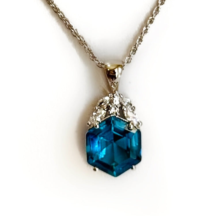 OASIS ASSCHER CUT PENDANT NECKLACE