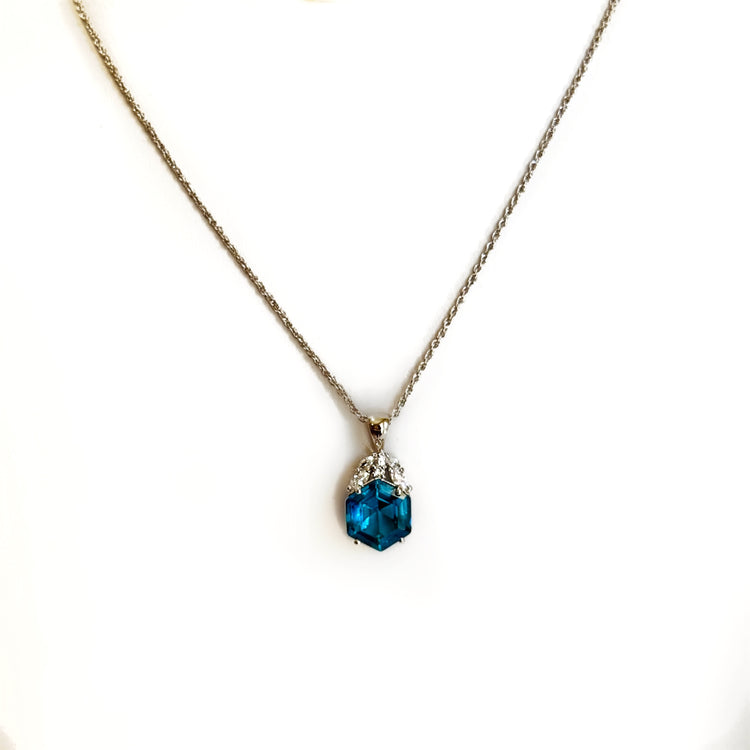 OASIS ASSCHER CUT PENDANT NECKLACE